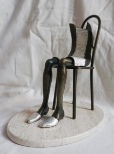 KRZYSZTOF KIZLICH / RZEŹBA / SIEDZĄCA NA KRZEŚLE 