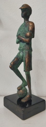 Jacek Cholewa_rzezba z brazu_Piłkarz_galeria sztuki Bellotto Warszawa.jpg