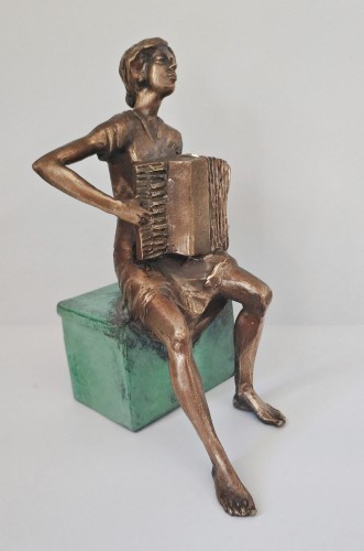 Andrzej Szczepaniec_brąz patynowany_muzyka_akordeonistka_galeria sztuki Bellotto Warszawa a.jpg