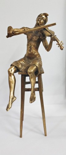 Andrzej Szczepaniec_rzezba z brązu_Muzyka_Skrzypaczka na krześle_galeria sztuki Bellotto Warszawa.jpg