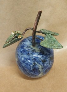 MICHAŁ LESZCZYŃSKI /RZEŹBA / JABŁKO NIEBIESKIE