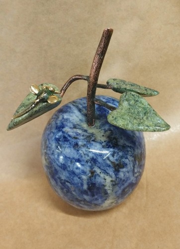 Michał Leszczynski_niebieskie jabłko_mafe formy rzezbiarskie_galeria sztuki Bellotto Warszawa.jpg