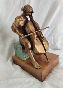 ANDRZEJ SZCZEPANIEC / RZEŹBA / WIOLONCZELISTKA