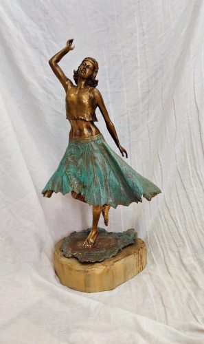 Andrzej Szczepaniec_rzezba z brązu_taniec_tancerka na liściu łopianu_galeria sztuki Bellotto Warszawa.jpg