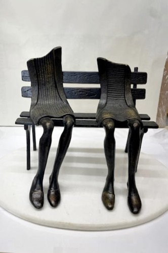 Krzysztof Kizlich_rzezba z brazu_małe formy rzezbiarskie_Ławeczka_galeria sztuki Bellotto Warszawa.jpg