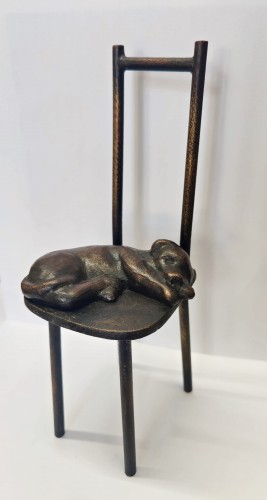 Krzysztof Kizlich_mała forma rzezbiarska_pies na krzesle_zwierzeta w sztuce_galeria sztuki Bellotto Warszawa.jpg