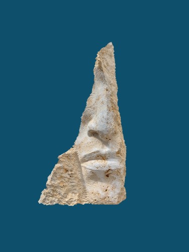 Zbyszek_Gos_Krolowa_01_59 x 32 x 18 cm_materiał _ trawertyn_2026 rok_galeria sztuki Bellotto Warszawa.jpg