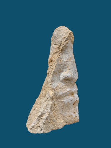 Zbyszek_Gos_Krolowa_02_59 x 32 x 18 cm_materiał _ trawertyn_2026 rok_galeria sztuki Bellotto Warszawa.jpg