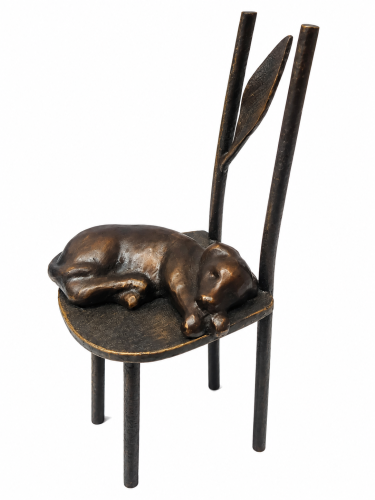 krzysztof kizlich_spiacy pies na krzesle_małe formy rzezbiarskie z brazu_animalistyka_galeria sztuki Bellotto Warszawa.png